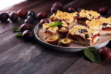 Ahşap arka planda erikli, rustik erikli kek.