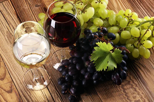 Κόκκινο Κρασί Και Λευκό Κρασί Σταφύλι Και Ποτήρια Ρουστίκ Φόντο — Φωτογραφία Αρχείου