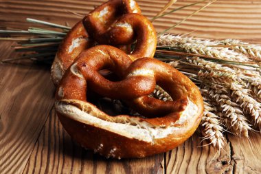 Masada tuz yakın çekim ile Alman simit.