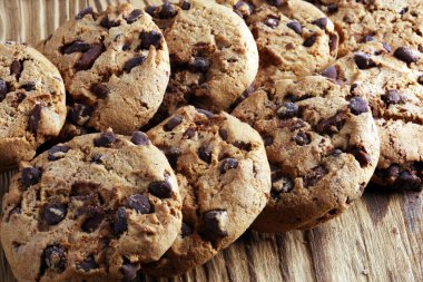 Çikolata kurabiye masada. Çikolatalı kurabiye vurdu