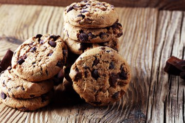 Çikolata kurabiye masada. Çikolatalı kurabiye vurdu
