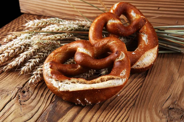 Pretzel Tedeschi Con Primo Piano Sale Sul Tavolo — Foto Stock