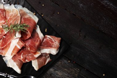 İtalyan prosciutto crudo veya jamon rosemary ile. Ham ham.