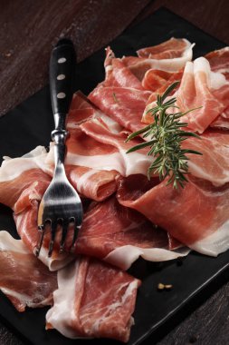 İtalyan prosciutto crudo veya jamon rosemary ile. Ham ham.