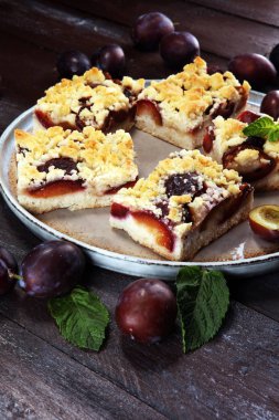 Ahşap arka planda erikli, rustik erikli kek.