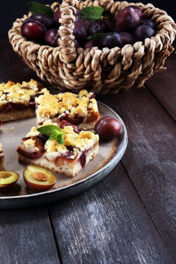 Ahşap arka planda erikli, rustik erikli kek.