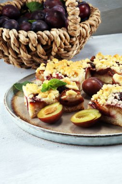 Ahşap arka planda erikli, rustik erikli kek.