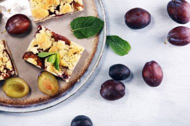 Ahşap arka planda erikli, rustik erikli kek.