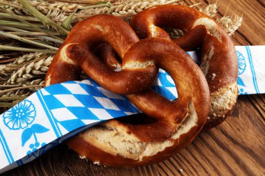 Masada tuz yakın çekim ile Alman simit.