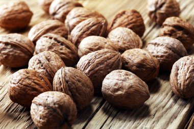 Ceviz çekirdekleri ve kırsal masada sağlıklı cevizler.