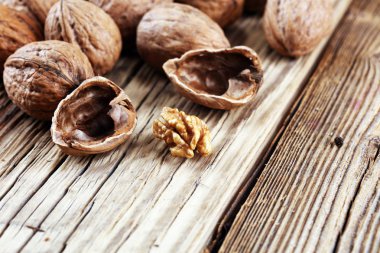 Ceviz çekirdekleri ve kırsal masada sağlıklı cevizler.