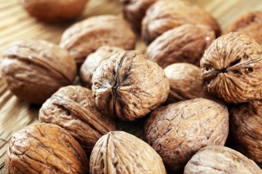 Ceviz çekirdekleri ve kırsal masada sağlıklı cevizler.