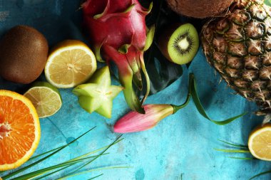 Tropikal meyve. Tropikal meyve ürün yelpazesine palmiye ağaçları ve egzotik bitkilerin yaprakları ile