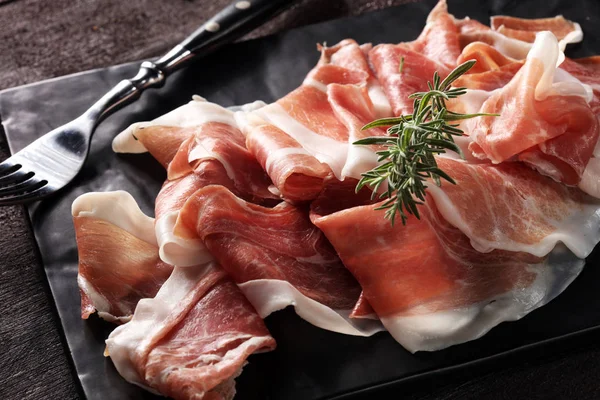 Włoskiego Prosciutto Crudo Lub Jamon Rozmarynem Surowa Szynka — Zdjęcie stockowe