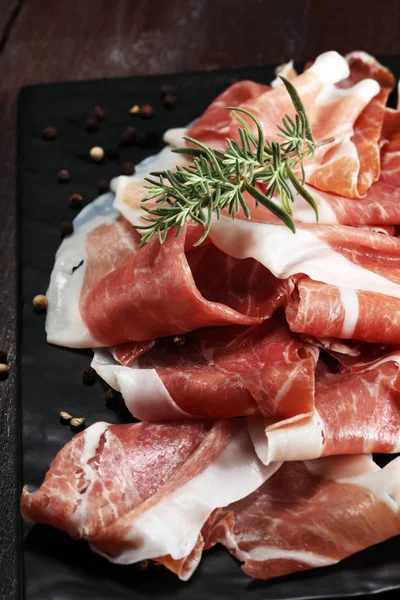 Włoskiego Prosciutto Crudo Lub Jamon Rozmarynem Surowa Szynka — Zdjęcie stockowe