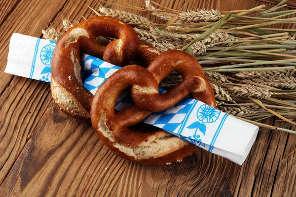 Pretzel Tedeschi Con Primo Piano Sale Sul Tavolo — Foto Stock