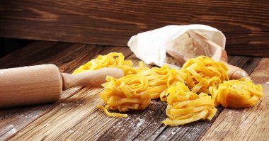 Makarna rustik arka plan üzerinde. Diyet ve gıda kavramı.