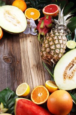 Tropikal meyve. Tropikal meyve ürün yelpazesine palmiye ağaçları ve egzotik bitkilerin yaprakları ile