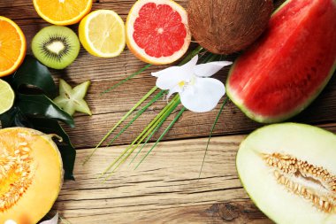 Tropikal meyve. Tropikal meyve ürün yelpazesine palmiye ağaçları ve egzotik bitkilerin yaprakları ile