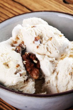Ev yapımı yulaf ezmesi ve cevizli dondurma. stil