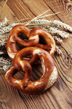 Masada tuz yakın çekim ile Alman simit.