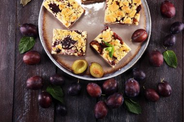 Ahşap arka planda erikli, rustik erikli kek.