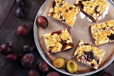 Ahşap arka planda erikli, rustik erikli kek.