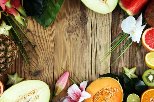 Tropische Früchte Sortiment Tropischer Früchte Mit Blättern Von Palmen Und — Stockfoto