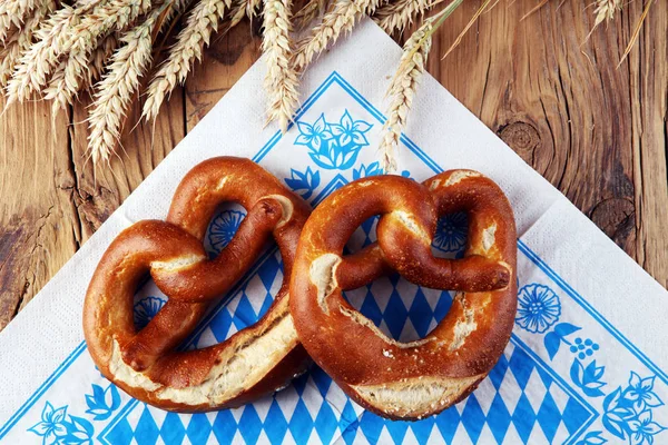 Pretzels Alemães Com Sal Close Sobre Mesa — Fotografia de Stock