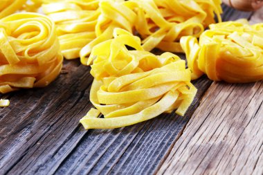 Makarna rustik arka plan üzerinde. Diyet ve gıda kavramı.