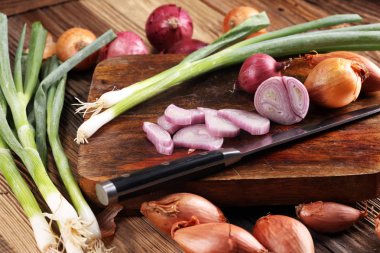 bir sürü farklı soğan rustik ahşap üzerine