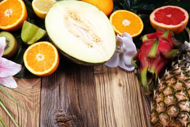 Tropikal meyve. Tropikal meyve ürün yelpazesine palmiye ağaçları ve egzotik bitkilerin yaprakları ile