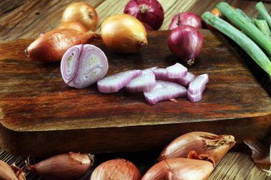 bir sürü farklı soğan rustik ahşap üzerine