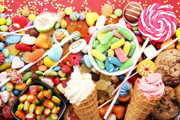 конфеты с желе и сахаром. красочный массив различных сладостей и угощений для детей
