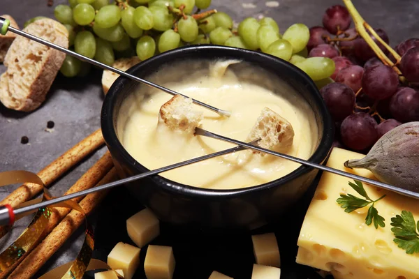 Schweizisk Fondue Gourmetmiddag Vinterkväll Med Ostar Ombord Tillsammans Med Uppvärmd — Stockfoto