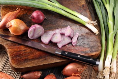 bir sürü farklı soğan rustik ahşap üzerine