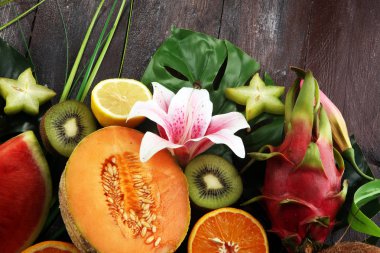 Tropikal meyve. Tropikal meyve ürün yelpazesine palmiye ağaçları ve egzotik bitkilerin yaprakları ile