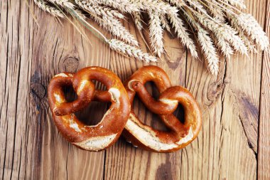 Masada tuz yakın çekim ile Alman simit.