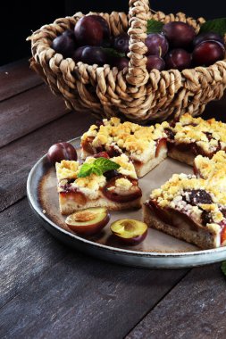 Ahşap arka planda erikli, rustik erikli kek.