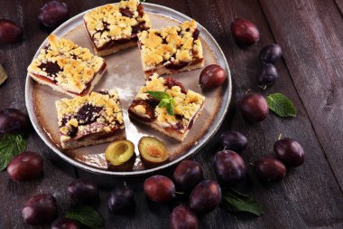 Ahşap arka planda erikli, rustik erikli kek.