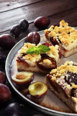 Ahşap arka planda erikli, rustik erikli kek.