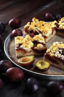 Ahşap arka planda erikli, rustik erikli kek.