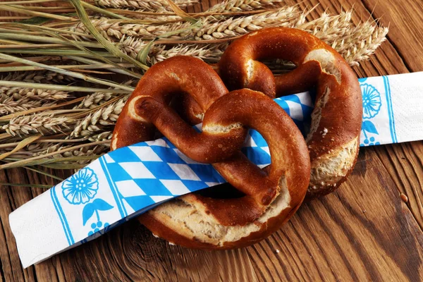 Pretzels Alemães Com Sal Close Sobre Mesa — Fotografia de Stock