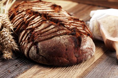 ekmek yukarıdan kesilerek gemide. Mutfak veya fırın poster tasarımı.