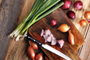 bir sürü farklı soğan rustik ahşap üzerine