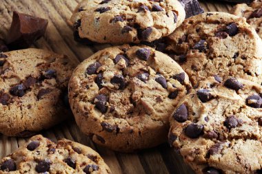 Çikolata kurabiye masada. Çikolatalı kurabiye vurdu