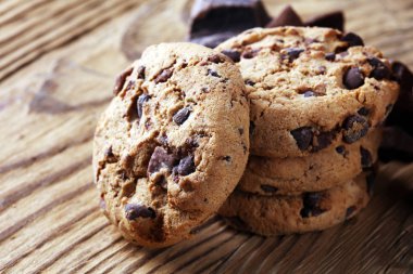 Çikolata kurabiye masada. Çikolatalı kurabiye vurdu