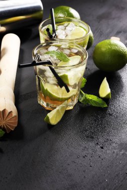 Limon meyve kireç Caipirinha Brezilya. soğuk alkol kokteyl.