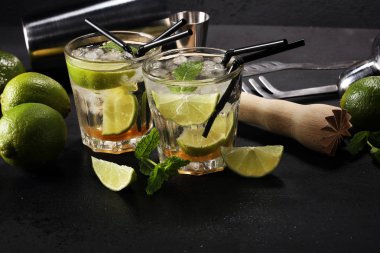 Limon meyve kireç Caipirinha Brezilya. soğuk alkol kokteyl.