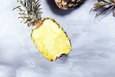 Ananas ve ananas meyve yarısı. Vegan lezzetli meze beyaz taş masada.